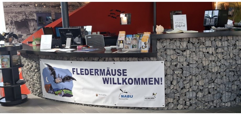 Eingangsbereich der Erlebniswelten Grubenfeld mit einem Banner mit der Aufschrift "Fledermäuse Willkommen"