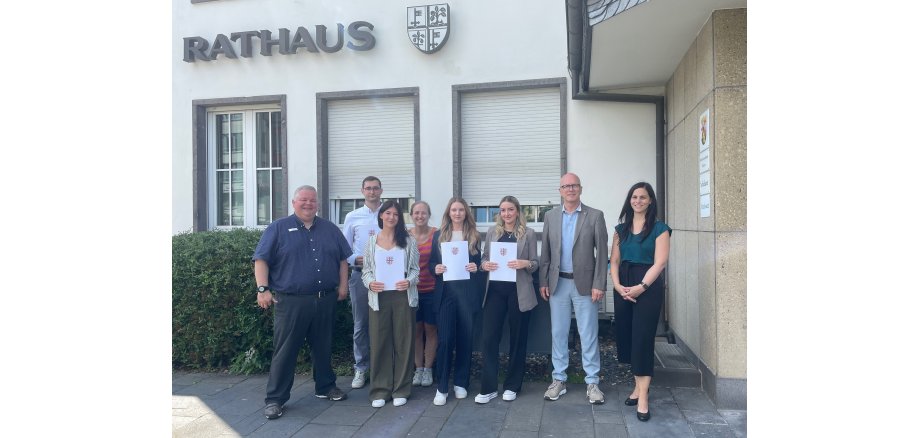 Beamtenanwärter beginnen ihre Ausbildung bei der Stadtverwaltung Mayen         v.l.n.r.: Personalratsvorsitzender Wolfgang Goeken, Jan-Niklas Thelen, Maureen Busch, Gleichstellungsbeauftragte Ina Rüber-Teke, Karolina Klimenko, Maria Schultheis, Oberbürgermeister Dirk Meid und Büroleiterin Jasmin Alter