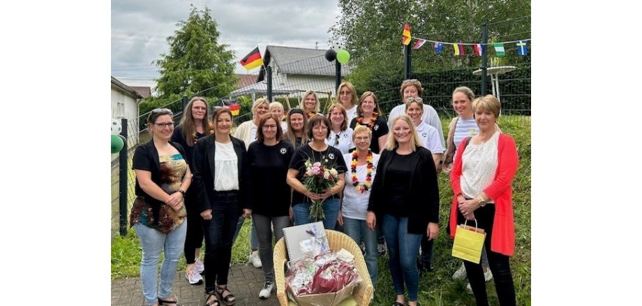 Team der Kindertagesstätte in Kürrenberg vor dem Kitagelände