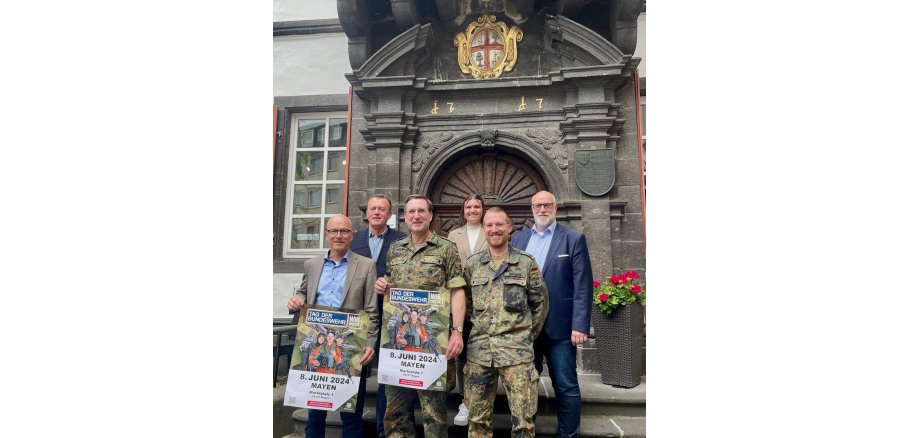 Beteiligte zum Tag der Bundeswehr mit Plakaten