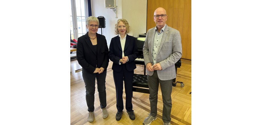 v.l.n.r.: Hildegard Hau-Strehle – Zweigstellenleiterin von Mayen der Kreismusikschule Mayen-Koblenz, Dr. Monika Burzik - Leiterin Kreismusikschule Mayen-Koblenz und Oberbürgermeister Dirk Meid