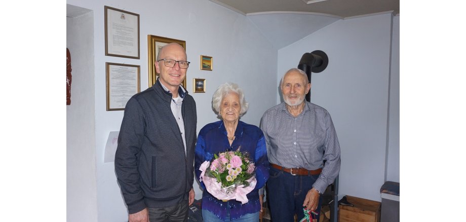 3 Personen stehen für ein Foto zusammen