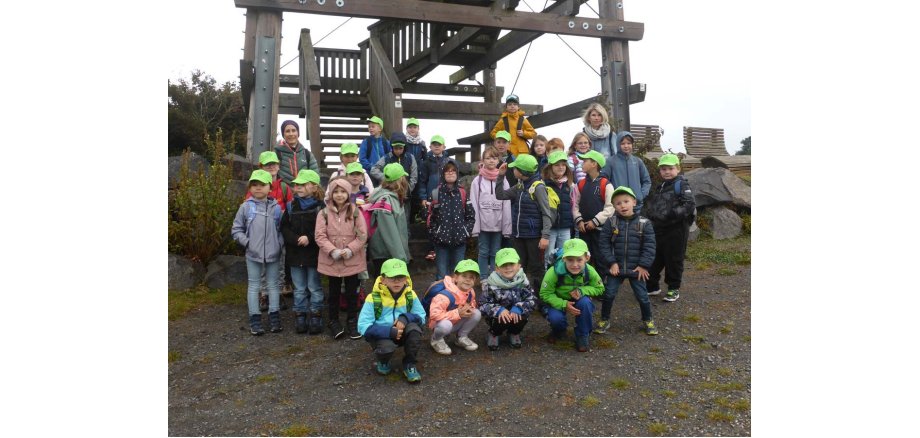 Eine Gruppe von Kindern im Wald