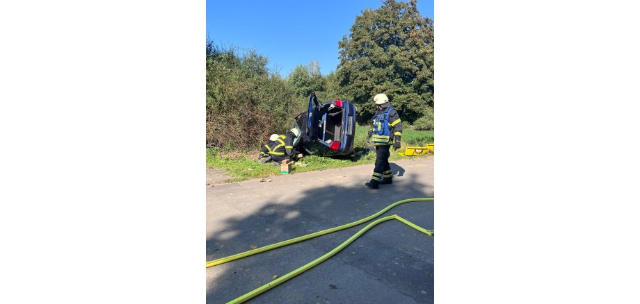 Feuerwehrleute üben die Rettung von Verletzten nach einem simulierten Verkehrsunfall