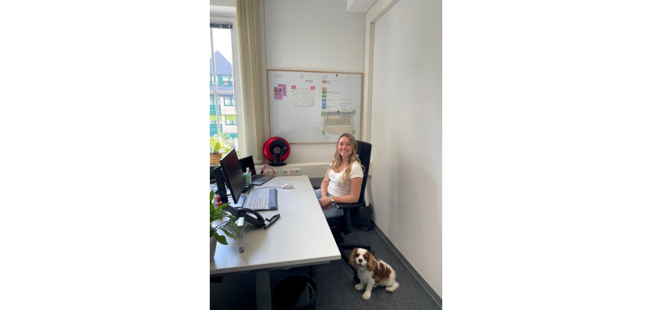 Isabell Verhagen mit ihrem Hund Charlie am Arbeitsplatz