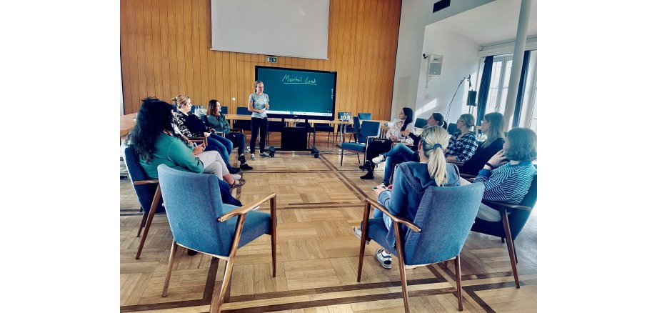 Viele Frauen im Stuhlkreis im Sitzungssaal