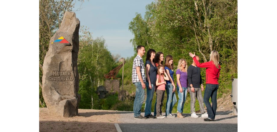 Eine Gruppe von Menschen bei einer Führung über das Mayener Grubenfeld