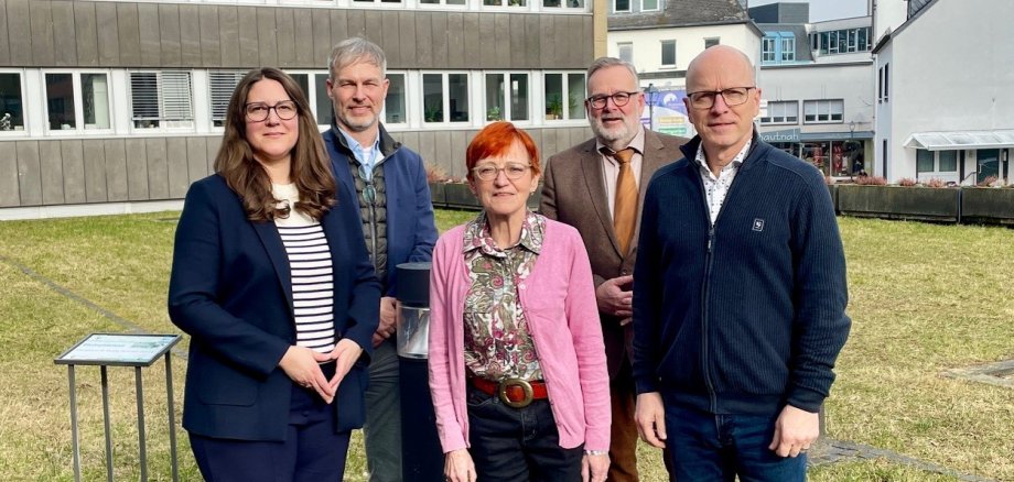 5 Personen vor dem Rathaus