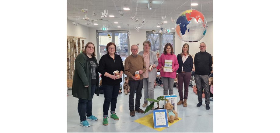 Viele Menschen stehen nebeneinander im Kindergarten