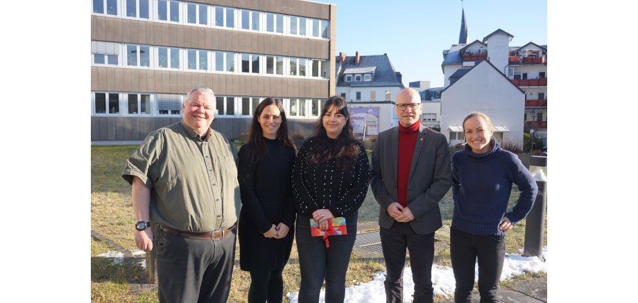 Fünf Personen stehen draußen vor Rathaus