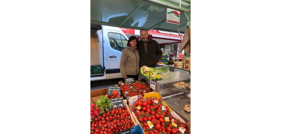 Wolfgang und Manuela Schmitz in ihrem Verkaufswagen