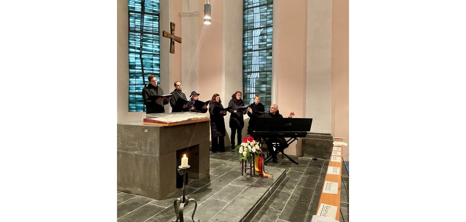 Der Genovevachor singt am Altar in der Heilig-Geist-Kapelle