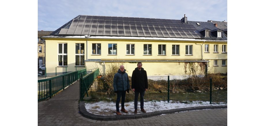 Oberbürgermeister Dirk Meid (links) und Klimaschutzmanager Helge Lippert vor der Clemensschule 