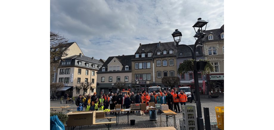 Viele Menschen stehen auf dem Marktplatz