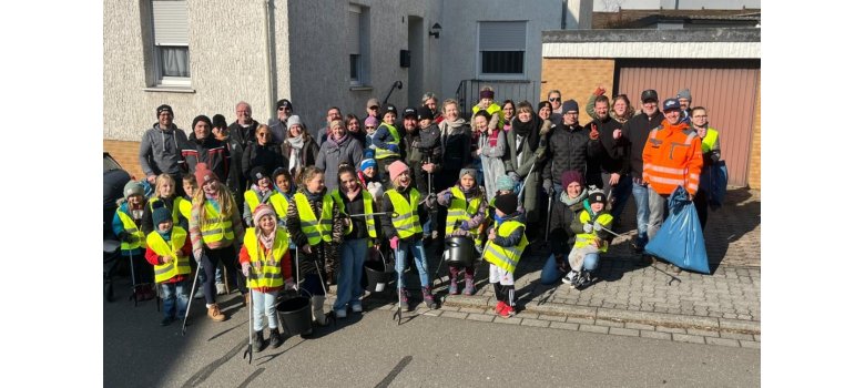 Viele Kinder und Erwachsene stehen zusammen auf der Straße