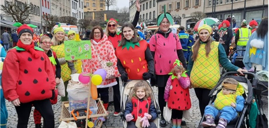 Viele als Früchte verkleidete Erwachsene und Kinder auf dem Marktplatz in Mayen