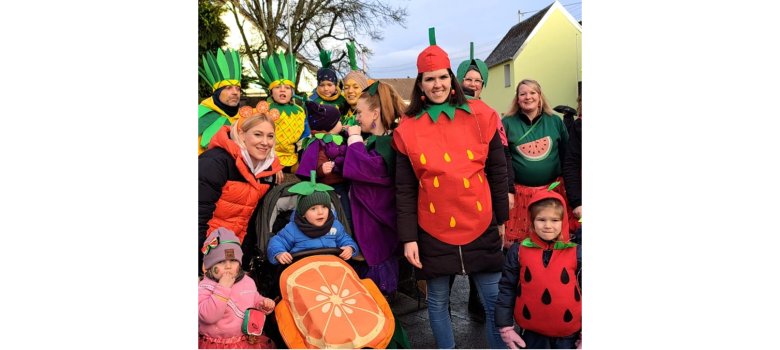 Viele als Früchte verkleidete Kinder und Erwachsene auf dem Marktplatz in Mayen