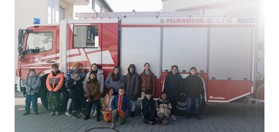 Grundschüler vor Feuerwehrauto 